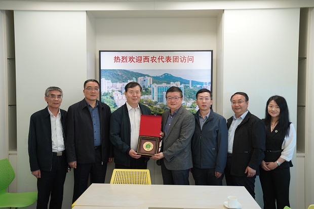 2访问团与德赢官网著名校友陈志伟讲</p><p>访问团与德赢官网著名校友陈志伟讲<span class=