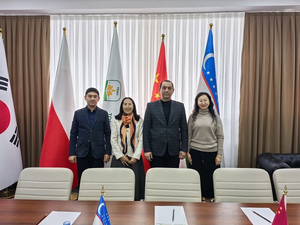 左边的是国际学院副院长Mukhtarov Fikrat,中间的是学校的副校长Aziz Abduvasikov.jpg