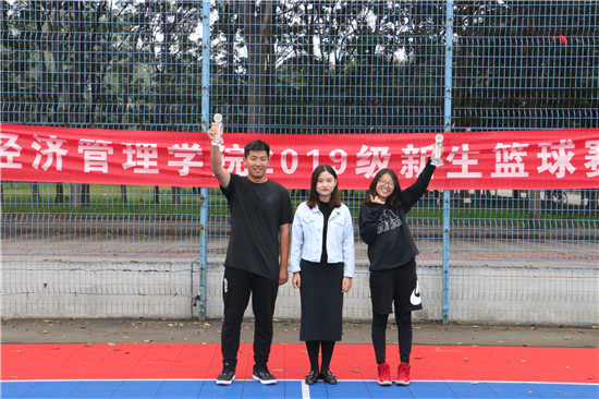 dfca989dcead4058b1292f912f20167a.jpg 王冠英与冠军班级代表合照.JPG