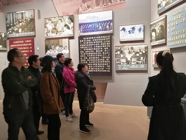 d8c02db30c0f4f9999aded400d040718.jpg 1聆听习仲勋同志的革命历程.jpg