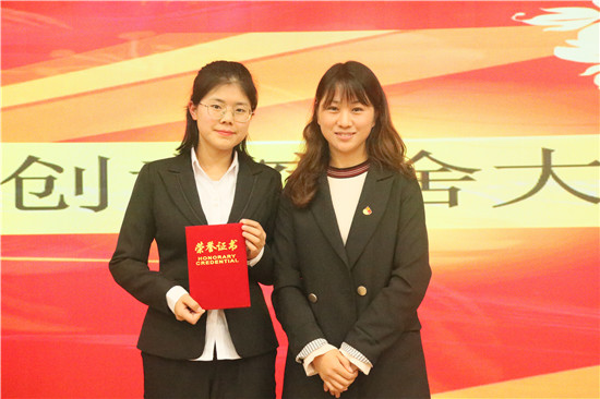 e512349ecfa641e7962b50c4c0037172.jpg 18级辅导员雍双渠为一等奖宿舍颁奖.jpg