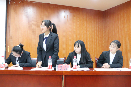 112c2481227448419cad29d9407f232b.jpg 反方辩手展开辩论.JPG