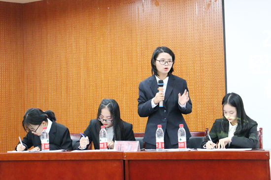 584f6a81d68c4708a45be1bd43b81ca7.jpg 正方辩手展开辩论.JPG