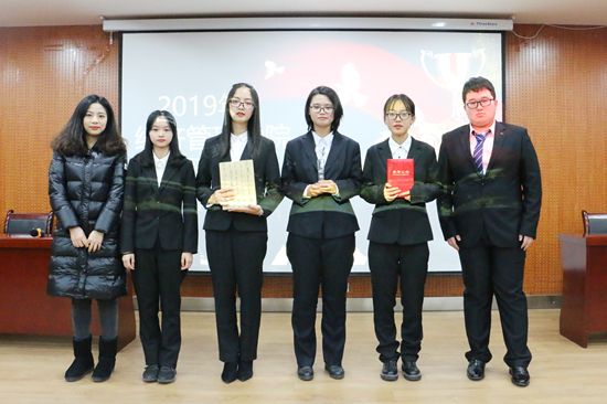 97c8beb6a73d41b5a12d16b5fdc1be34.jpg 辅导员罗微为正方辩手颁发奖杯.JPG