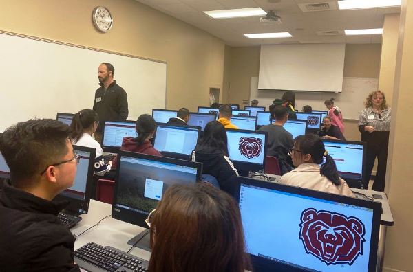 b717a613a51a4da1b4e2f8df67fe66a8.jpg 硕博拔尖实验班学生在密苏里大学上课1-1.jpg