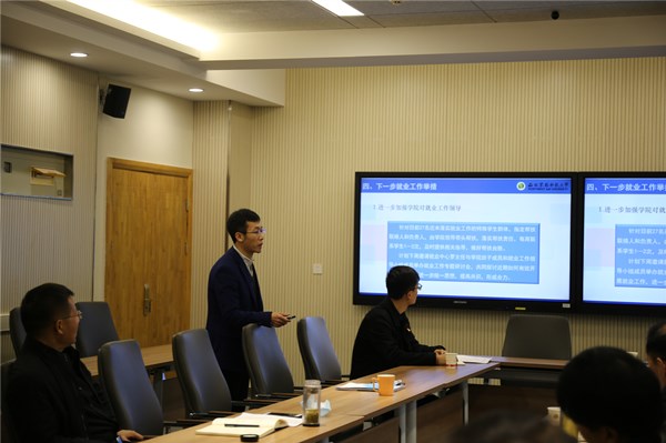 3e6fd89efa74428b82ea3f24a310575b.jpg 学院党委副书记张军驰作汇报_副本.jpg