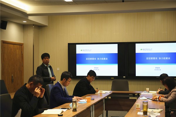 78ebf5eef5da491e8fb98446e8c83480.jpg 就业中心主任罗建峰作主旨报告_副本.jpg