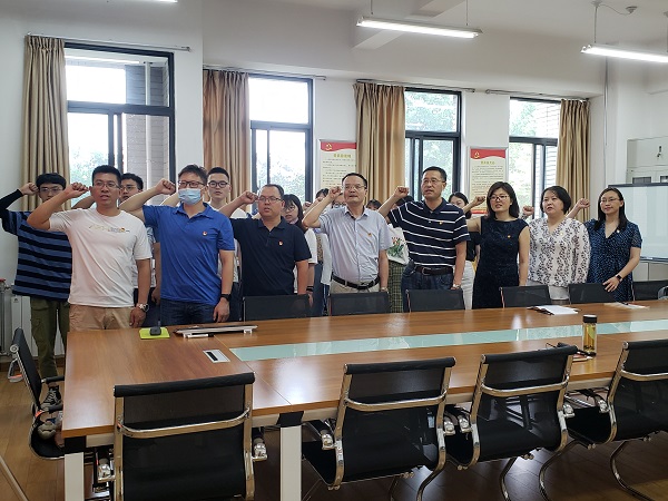 c1653bfd92724ed19fa5e5cc66528d26.jpg 重温入党誓词.jpg