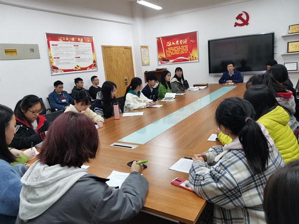 24975a049e654bebb2a7481e80c43ce0.jpg 会议现场.jpg