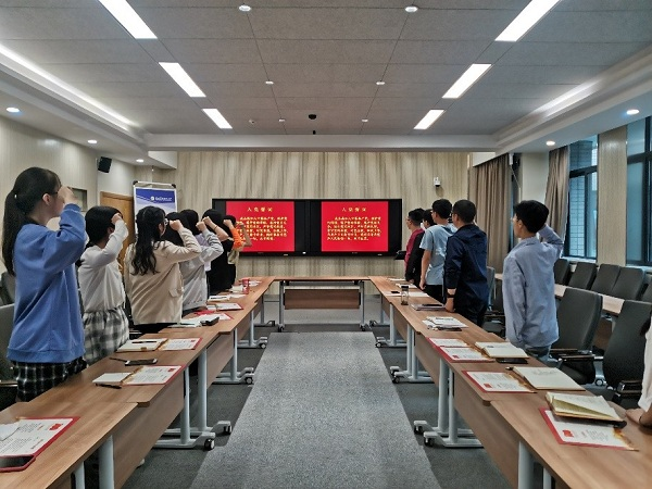 4021d0ff1ef34ce596d3ba1214990609.png 金融支部重温誓词.png