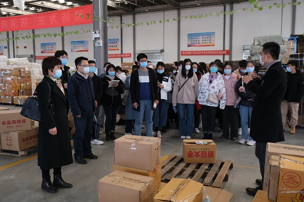 0aa39cf3251e4206bec68c97582891c4.jpg 企业负责人带领参观.jpg