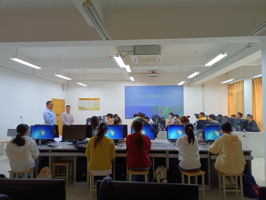 bac55e52a18e44c29cf78d0ff42757e7.jpg 行业专家岳永胜校友同上土地调查与评价实验课.jpg