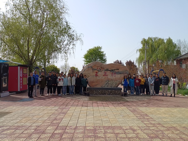 134a209a96b94f33a24146c769914945.jpg 2 王上村野外实验课合影.jpg