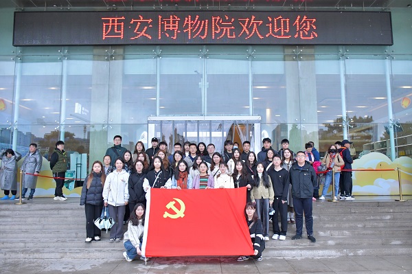 2a5aa2c2d8ec40b7880b9c7a496c7152.jpg 西安博物院合照.jpg