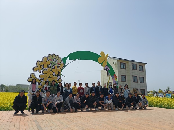 7e2ac7e9a46348ae91a395578c145831.jpg 3 田西村野外实验课合影.jpg