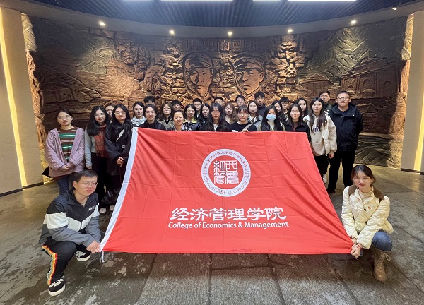 c8b9442aaa104edeb81560f7a7d47948.jpg 西安事变纪念馆合照.jpg