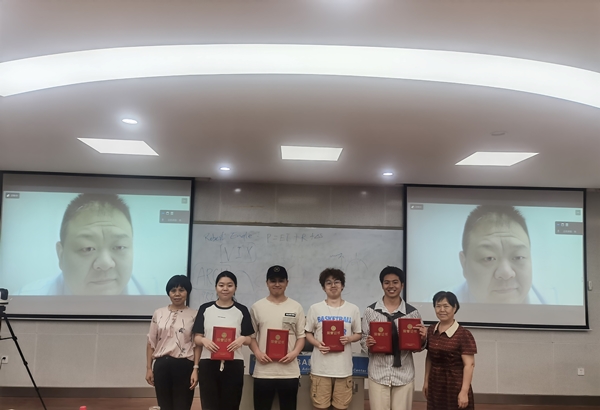 2710754419db4a379adc10b35969b1c2.jpg 优秀实习生颁发证书.jpg