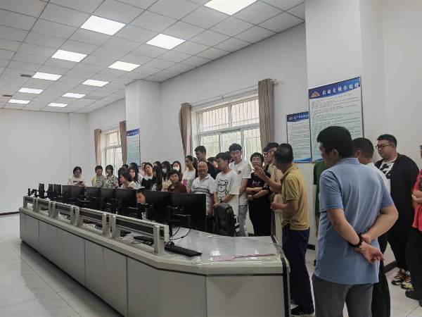 daafeb59a3464bd4994979054ca0204d.jpg 3.jpg